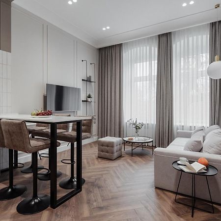 New! Luxury Apartment In The Center Of Odessa Overlooking Deribasovskaya Str. Low Price! Dış mekan fotoğraf