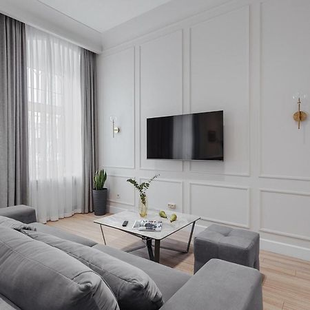 New! Luxury Apartment In The Center Of Odessa Overlooking Deribasovskaya Str. Low Price! Dış mekan fotoğraf