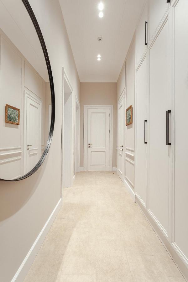New! Luxury Apartment In The Center Of Odessa Overlooking Deribasovskaya Str. Low Price! Dış mekan fotoğraf