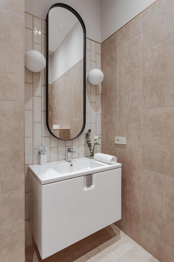 New! Luxury Apartment In The Center Of Odessa Overlooking Deribasovskaya Str. Low Price! Dış mekan fotoğraf