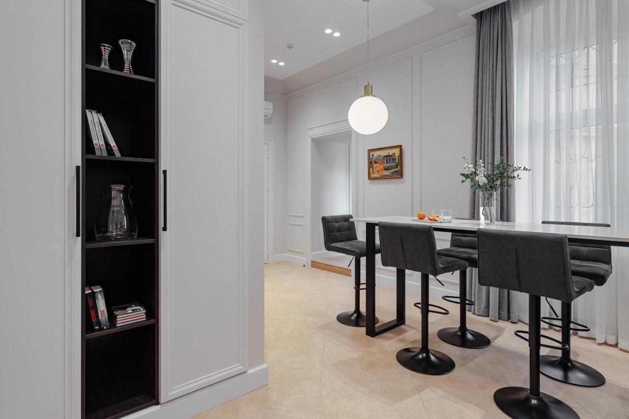 New! Luxury Apartment In The Center Of Odessa Overlooking Deribasovskaya Str. Low Price! Dış mekan fotoğraf