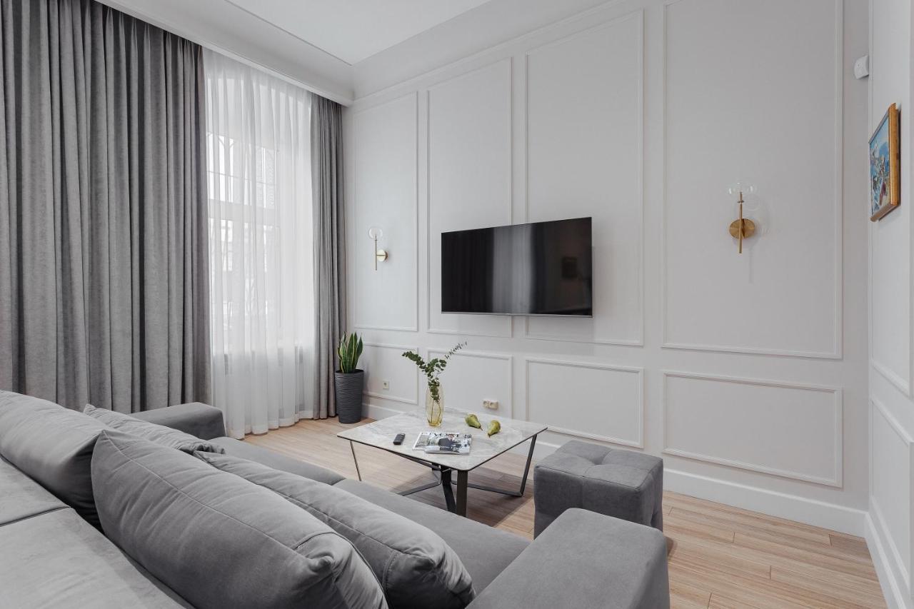 New! Luxury Apartment In The Center Of Odessa Overlooking Deribasovskaya Str. Low Price! Dış mekan fotoğraf