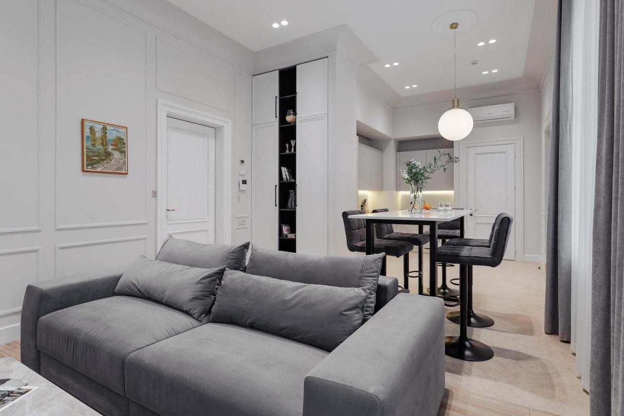 New! Luxury Apartment In The Center Of Odessa Overlooking Deribasovskaya Str. Low Price! Dış mekan fotoğraf