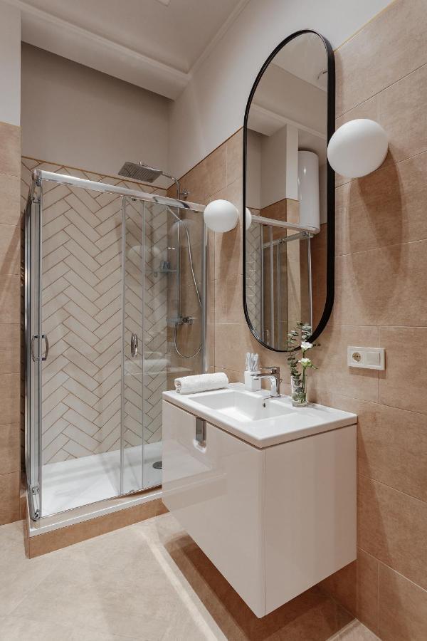 New! Luxury Apartment In The Center Of Odessa Overlooking Deribasovskaya Str. Low Price! Dış mekan fotoğraf