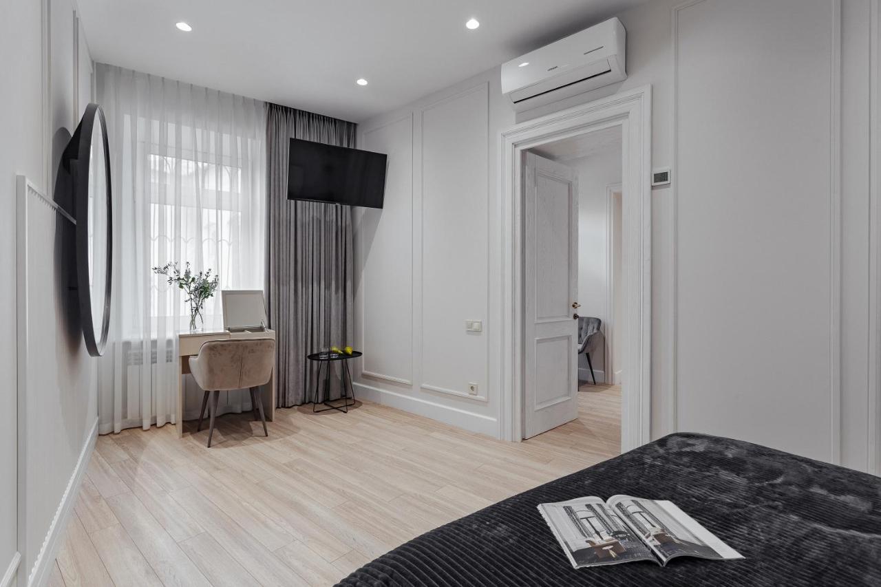 New! Luxury Apartment In The Center Of Odessa Overlooking Deribasovskaya Str. Low Price! Dış mekan fotoğraf