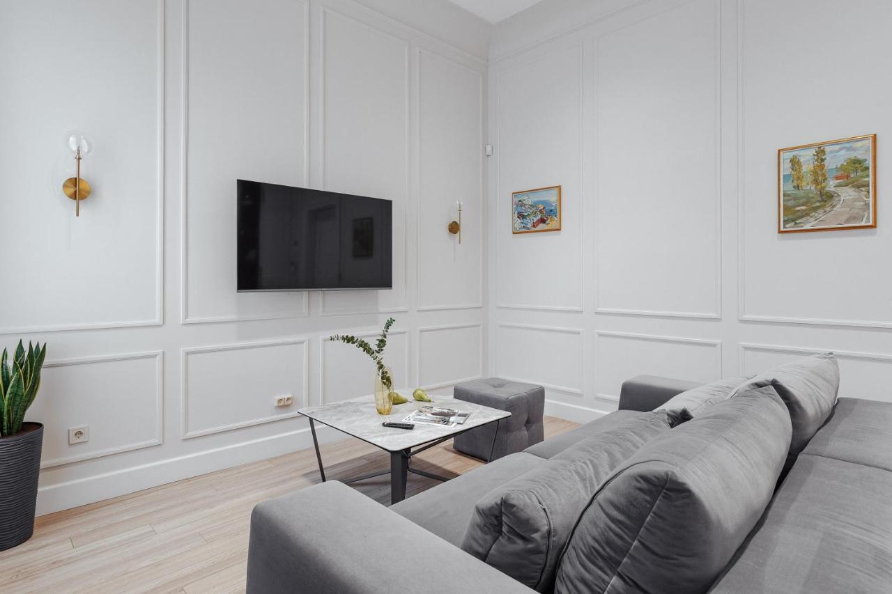 New! Luxury Apartment In The Center Of Odessa Overlooking Deribasovskaya Str. Low Price! Dış mekan fotoğraf