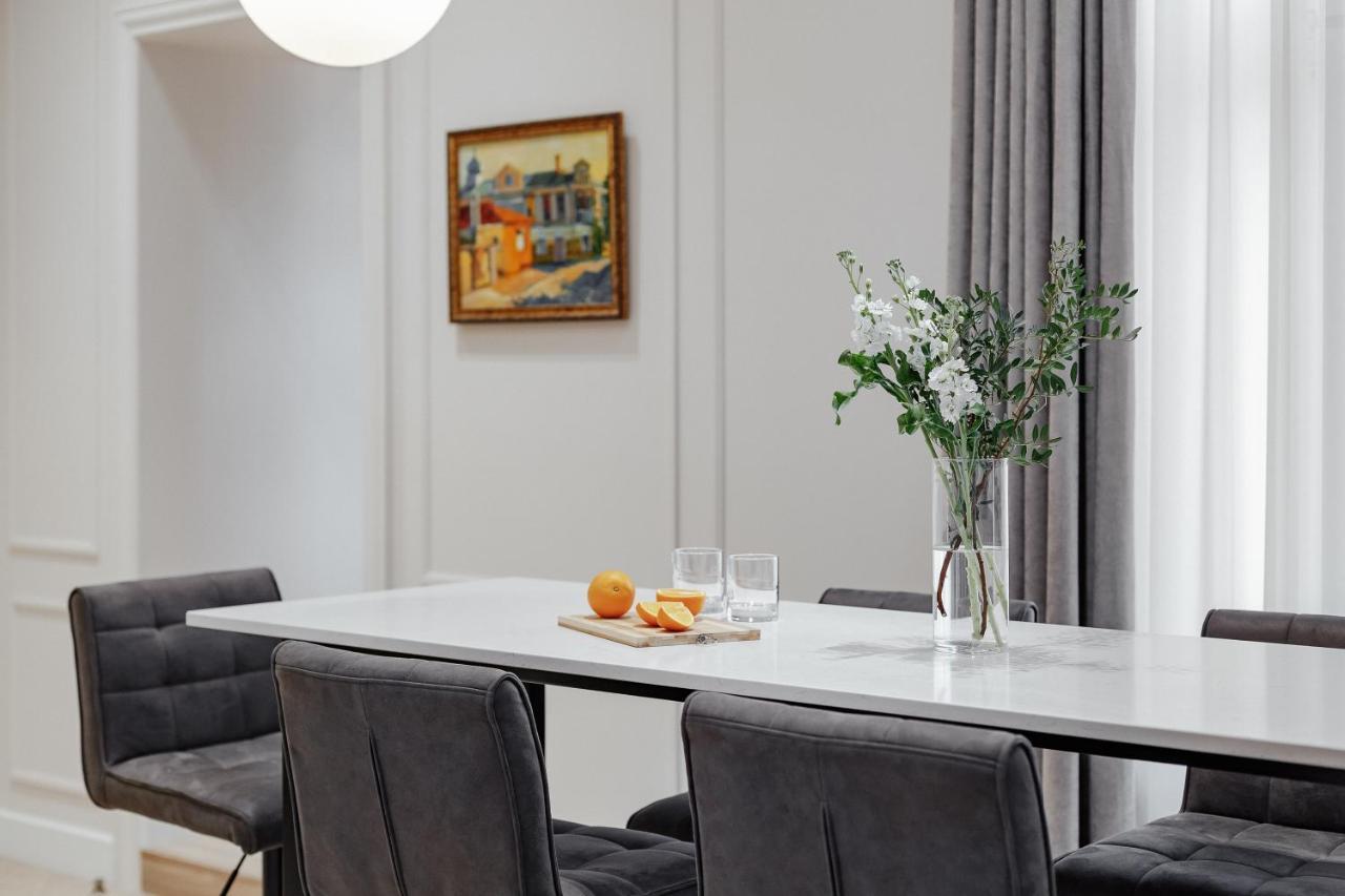 New! Luxury Apartment In The Center Of Odessa Overlooking Deribasovskaya Str. Low Price! Dış mekan fotoğraf
